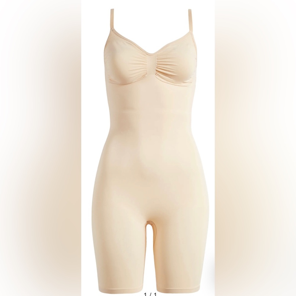 Skims. Sculpting Mid Thigh Bodysuit (Sand). (S/M)